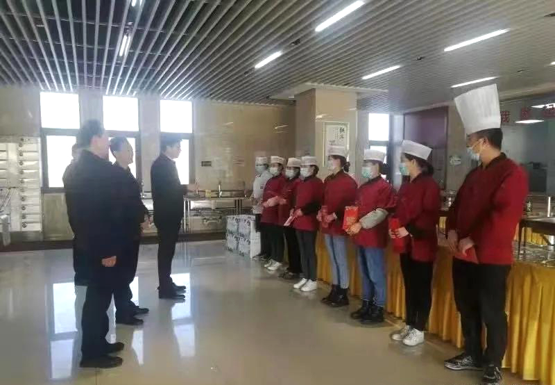 工業(yè)園區(qū)管委會、泓源公司慰問園區(qū)機關保安門衛(wèi)等一線人員(圖3)
