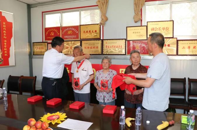 走訪慰問老黨員 深入實際學(xué)黨史—— 市政府國資委慰問泓源公司老黨員、困難黨員(圖2)