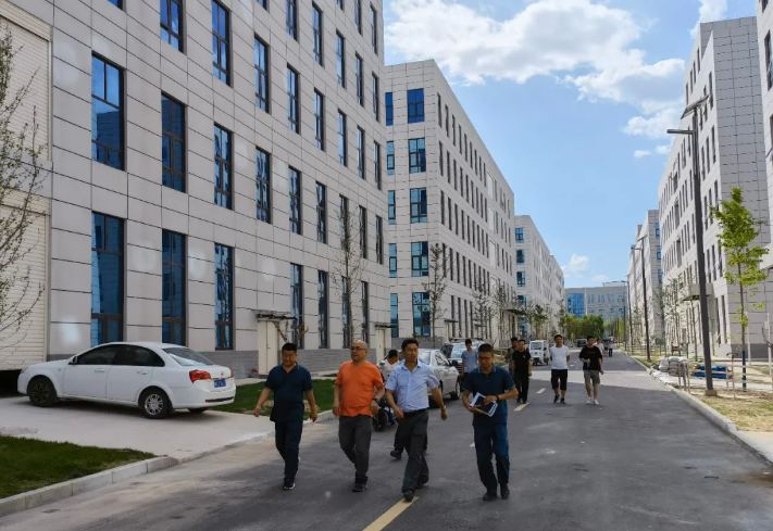 泓源公司組織開展中小企業(yè)孵化基地項目（二期）廠房及室外配套工程竣工驗收(圖1)
