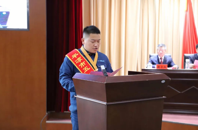 喜報(bào)！市產(chǎn)投集團(tuán)員工楊李榮獲2022年平?jīng)鍪形逡粍趧?dòng)獎(jiǎng)?wù)?圖2)