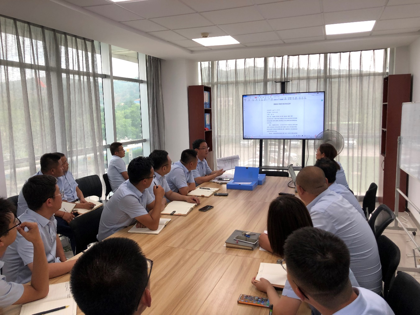 市產(chǎn)投集團(tuán)平煤機(jī)公司召開資料整理培訓(xùn)暨工作部署會(圖1)